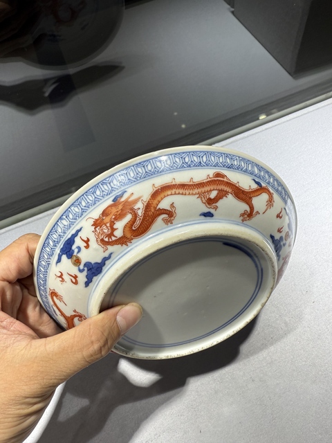 古玩陶瓷青花礬紅龍紋盤真品鑒賞圖