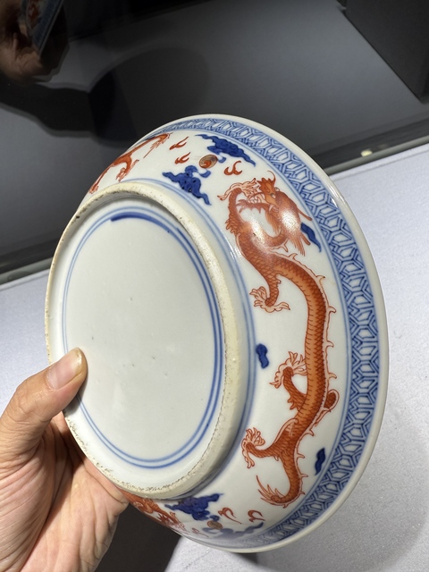 古玩陶瓷青花礬紅龍紋盤真品鑒賞圖