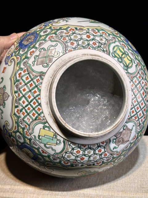 古玩陶瓷19世紀 五彩博古紋罐（歐洲瓷）真品鑒賞圖