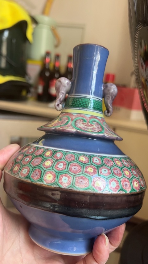 古玩陶瓷祭藍釉粉彩云肩瓶真品鑒賞圖