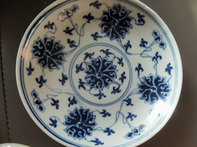 古玩陶瓷青花纏枝蓮青花盤真品鑒賞圖