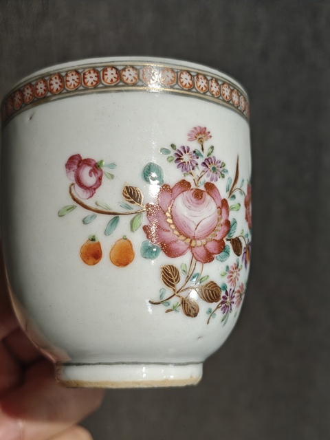 古玩陶瓷清乾隆 廣彩花卉紋把杯真品鑒賞圖