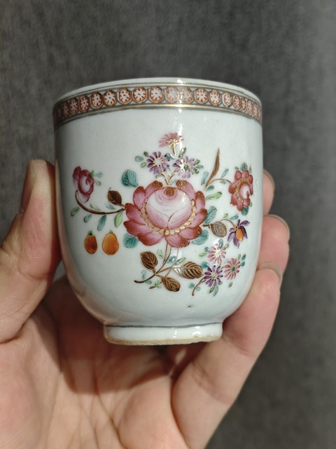 古玩陶瓷清乾隆 廣彩花卉紋把杯真品鑒賞圖