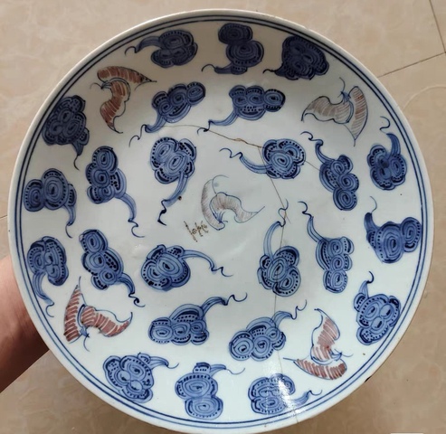 古玩陶瓷青花釉里紅云蝠紋盤真品鑒賞圖