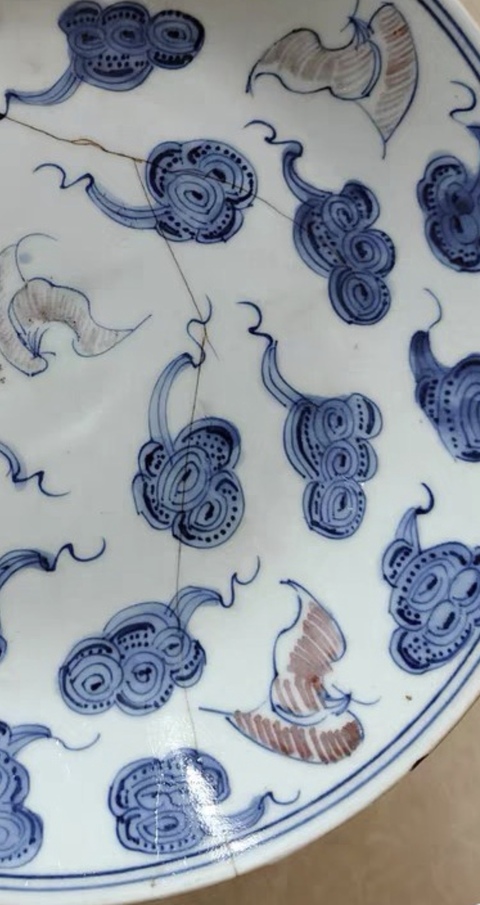 古玩陶瓷青花釉里紅云蝠紋盤真品鑒賞圖