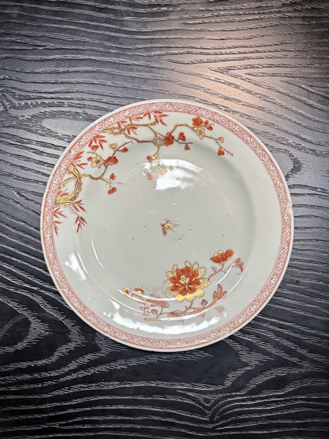 古玩陶瓷礬紅描金蝶戀花紋盤真品鑒賞圖