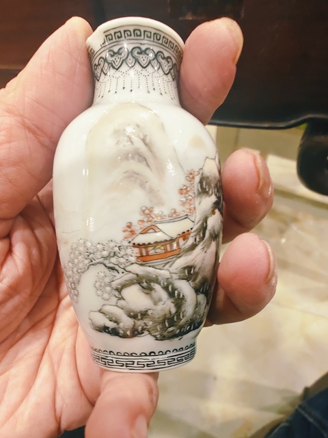 古玩陶瓷人物山水紋瓶真品鑒賞圖