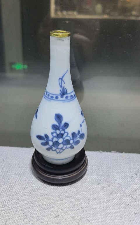 古玩陶瓷花卉紋青花瓶真品鑒賞圖