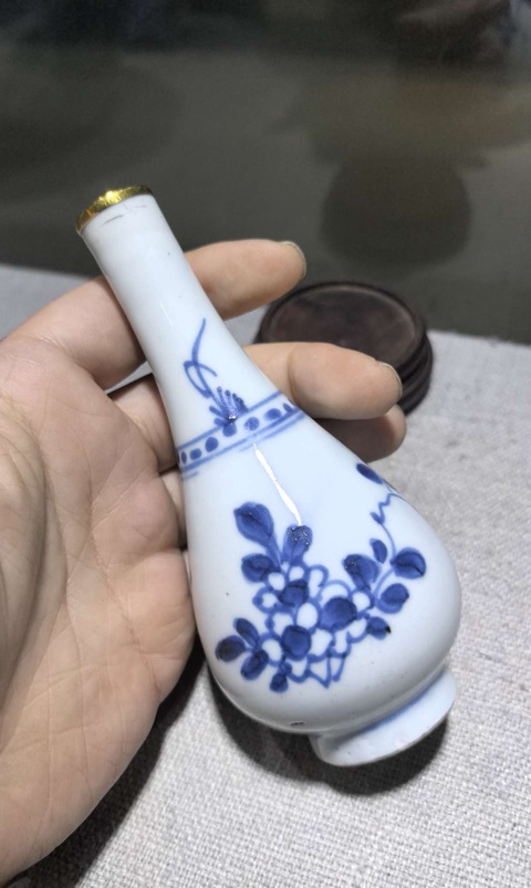 古玩陶瓷花卉紋青花瓶真品鑒賞圖