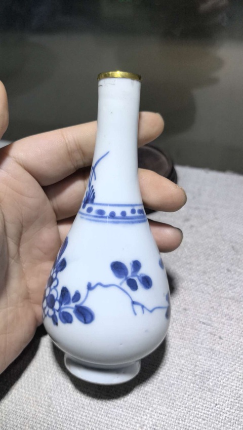 古玩陶瓷花卉紋青花瓶真品鑒賞圖