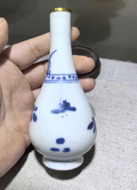 古玩陶瓷花卉紋青花瓶真品鑒賞圖