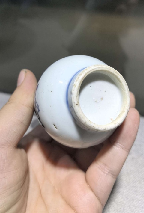 古玩陶瓷花卉紋青花瓶真品鑒賞圖