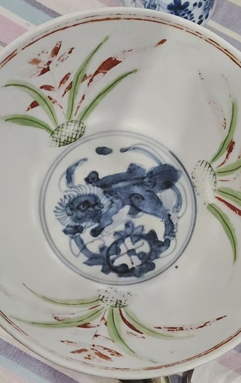 古玩陶瓷青花紅綠彩碗真品鑒賞圖