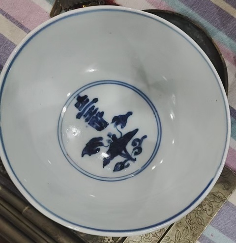 古玩陶瓷蓮?fù)袎圩旨y青花碗真品鑒賞圖