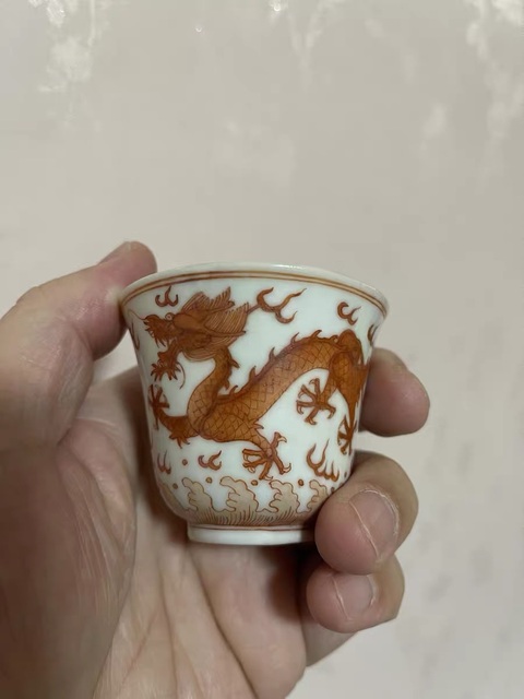 古玩陶瓷礬紅雙龍戲珠紋鈴鐺杯真品鑒賞圖