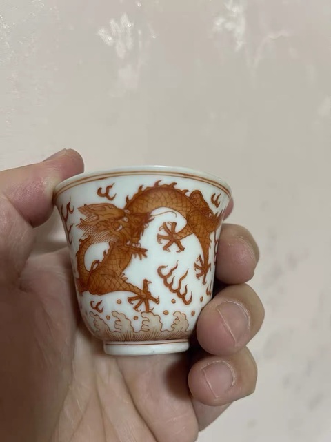 古玩陶瓷礬紅雙龍戲珠紋鈴鐺杯真品鑒賞圖