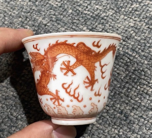 古玩陶瓷礬紅雙龍戲珠紋鈴鐺杯真品鑒賞圖