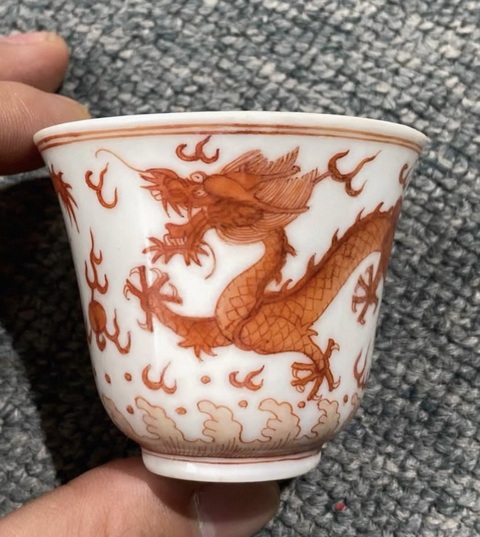 古玩陶瓷礬紅雙龍戲珠紋鈴鐺杯真品鑒賞圖
