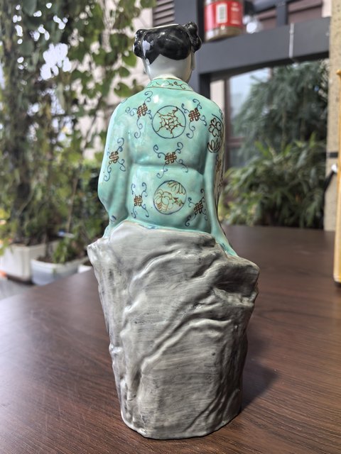 古玩陶瓷粉彩人物塑像真品鑒賞圖