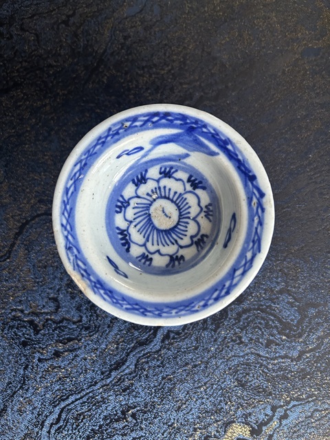 古玩陶瓷青花纏枝花紋高足貢盤真品鑒賞圖