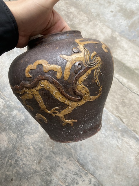 古玩陶瓷近代堆貼龍紋罐真品鑒賞圖