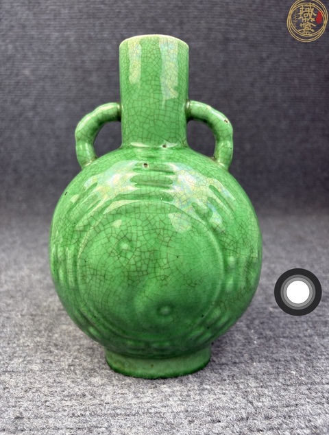 古玩陶瓷綠哥釉模印八卦紋抱月瓶真品鑒賞圖