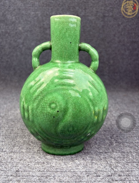 古玩陶瓷綠哥釉模印八卦紋抱月瓶真品鑒賞圖