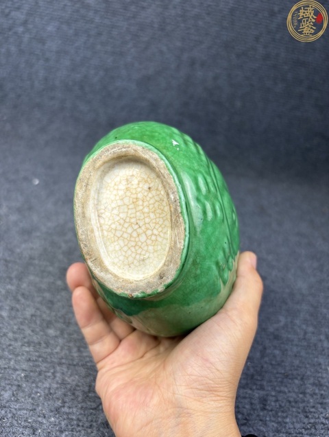 古玩陶瓷綠哥釉模印八卦紋抱月瓶真品鑒賞圖