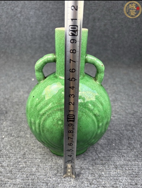 古玩陶瓷綠哥釉模印八卦紋抱月瓶真品鑒賞圖