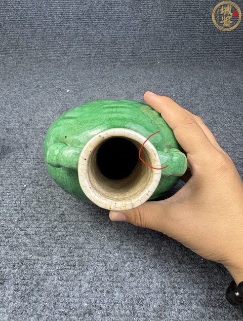 古玩陶瓷綠哥釉模印八卦紋抱月瓶真品鑒賞圖
