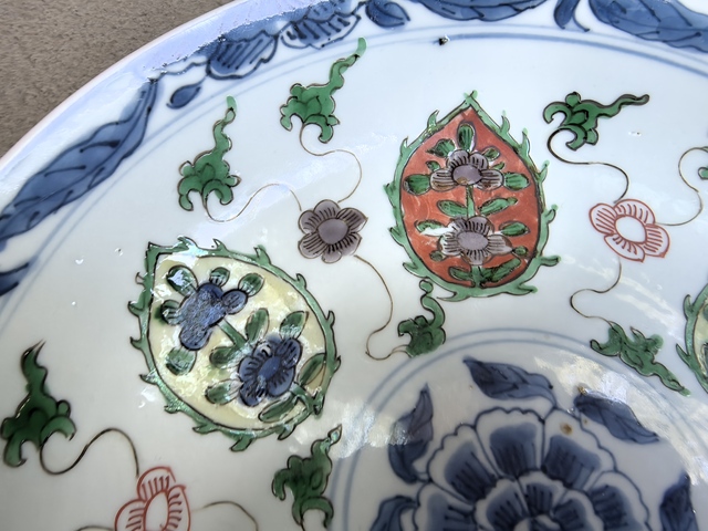 古玩陶瓷紫金釉青花五彩盤真品鑒賞圖