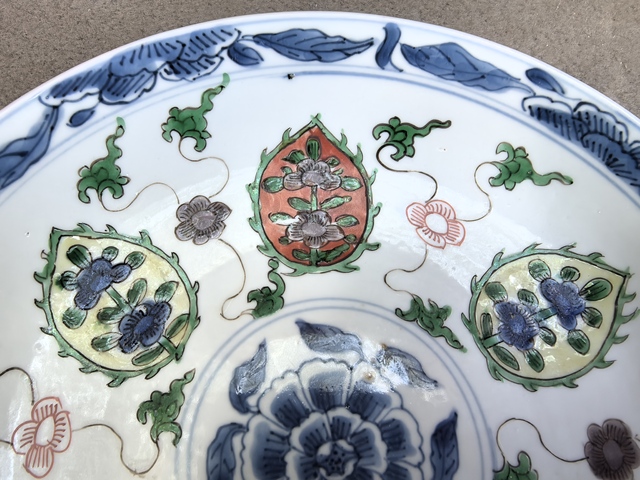 古玩陶瓷紫金釉青花五彩盤真品鑒賞圖