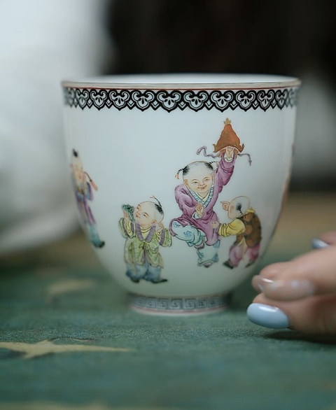 古玩陶瓷粉彩嬰戲杯真品鑒賞圖