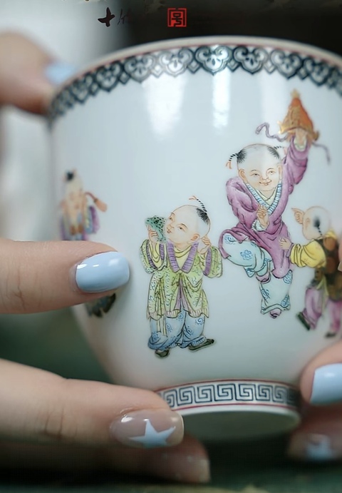 古玩陶瓷粉彩嬰戲杯真品鑒賞圖