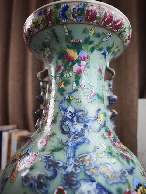 古玩陶瓷豆青釉青花加彩瓶真品鑒賞圖