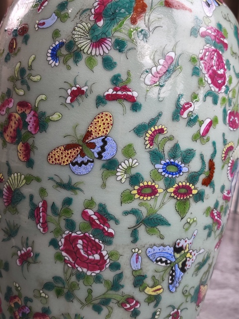 古玩陶瓷豆青釉青花加彩瓶真品鑒賞圖