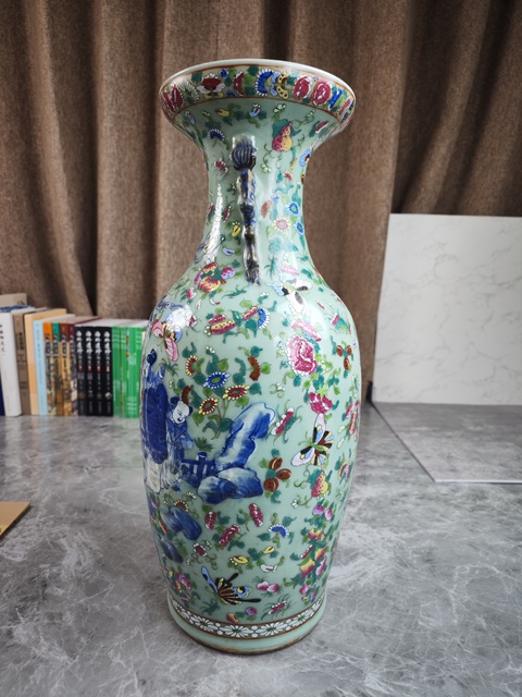 古玩陶瓷豆青釉青花加彩瓶真品鑒賞圖