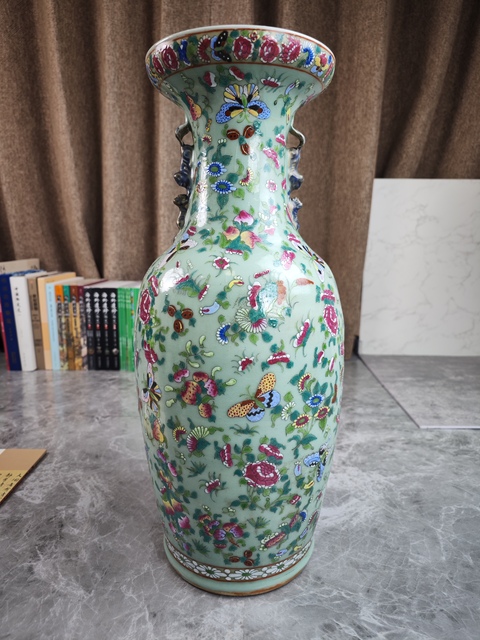 古玩陶瓷豆青釉青花加彩瓶真品鑒賞圖