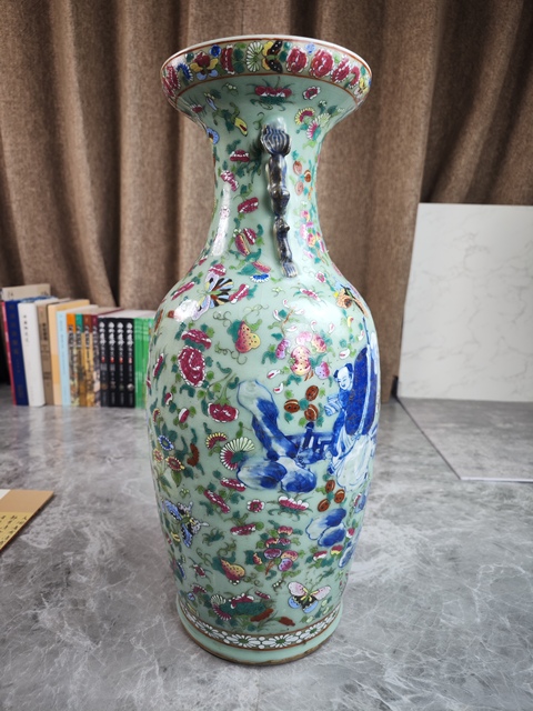 古玩陶瓷豆青釉青花加彩瓶真品鑒賞圖