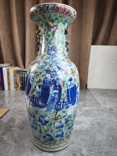 古玩陶瓷豆青釉青花加彩瓶真品鑒賞圖