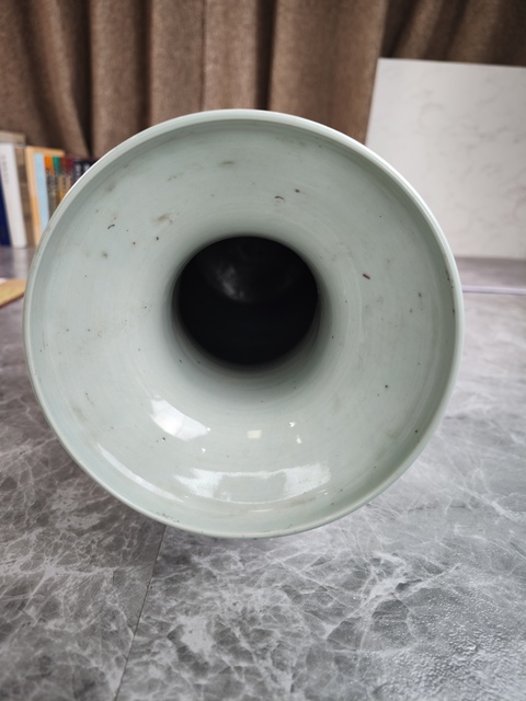 古玩陶瓷豆青釉青花加彩瓶真品鑒賞圖