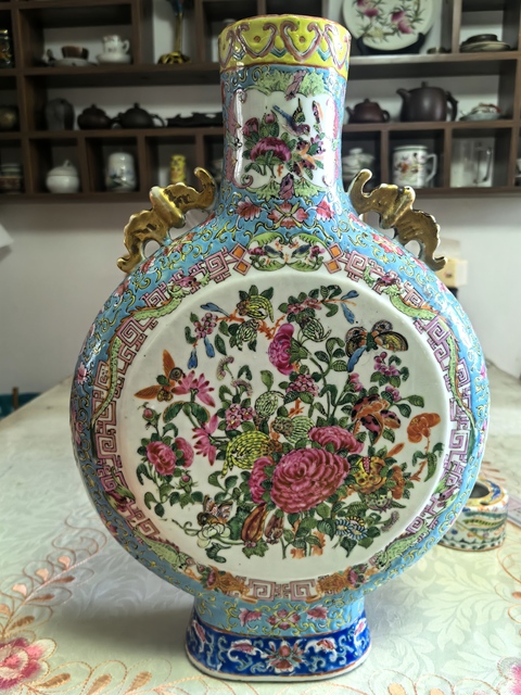 古玩陶瓷廣彩抱月瓶真品鑒賞圖