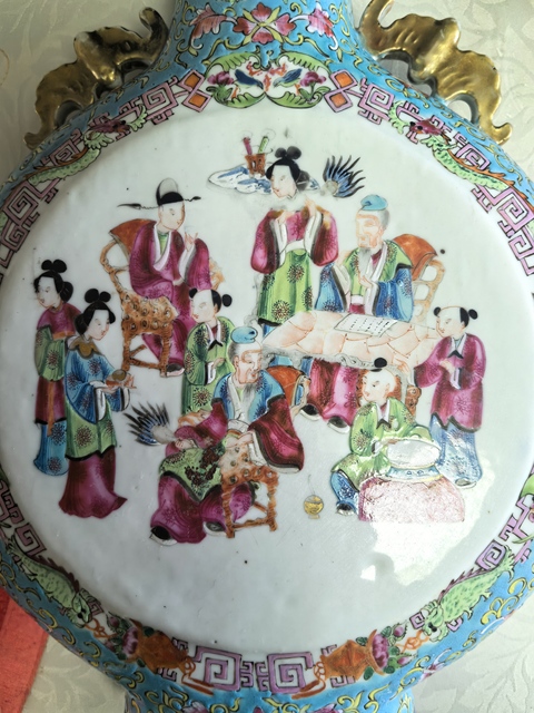 古玩陶瓷廣彩抱月瓶真品鑒賞圖