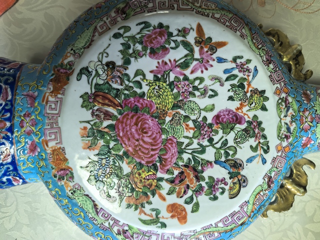 古玩陶瓷廣彩抱月瓶真品鑒賞圖