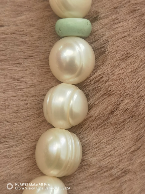 古玩玉器珍珠手持真品鑒賞圖