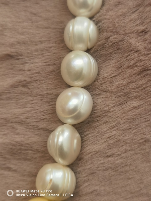 古玩玉器珍珠手持真品鑒賞圖