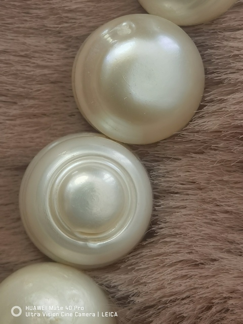 古玩玉器珍珠手持真品鑒賞圖