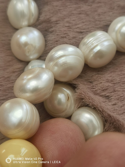 古玩玉器珍珠手持真品鑒賞圖