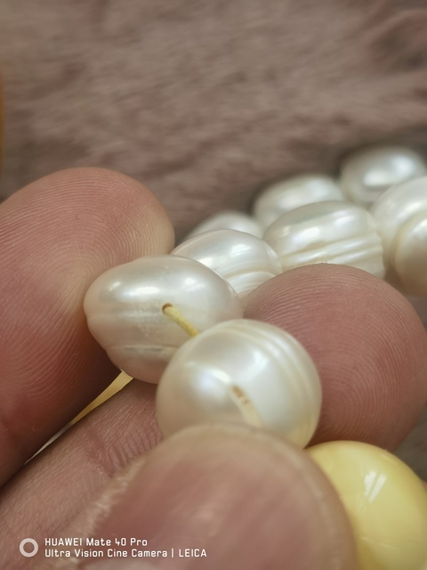 古玩玉器珍珠手持真品鑒賞圖