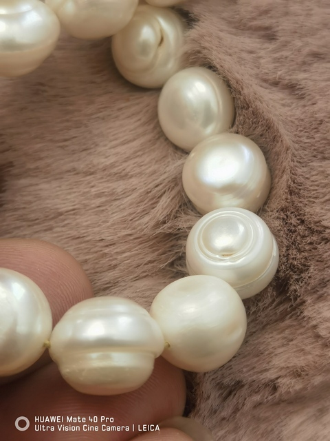 古玩玉器珍珠手持真品鑒賞圖